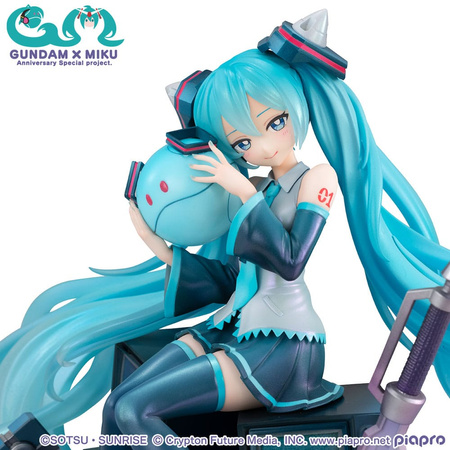 [PRZEDSPRZEDAŻ] Mobile Suit Gundam x Hatsune Miku Lucrea PVC Statue Hatsune Miku x OO Gundam 45th Anniversary 17 cm
