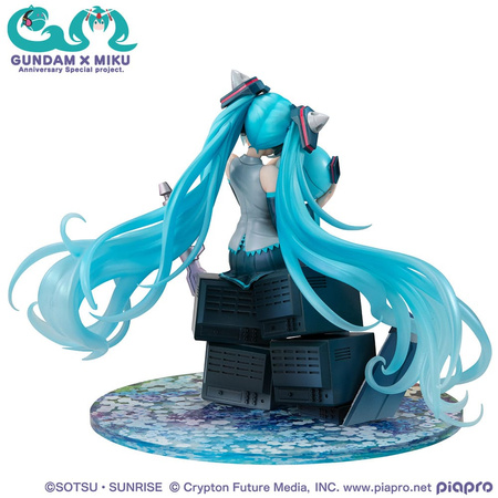 [PRZEDSPRZEDAŻ] Mobile Suit Gundam x Hatsune Miku Lucrea PVC Statue Hatsune Miku x OO Gundam 45th Anniversary 17 cm